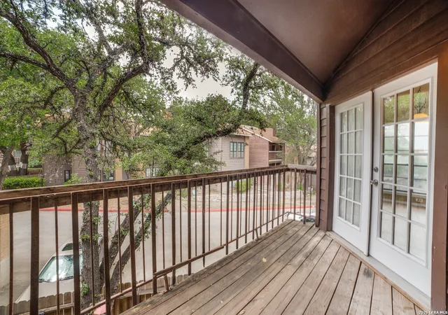Listing Photo 3 - Condo for sale in building located at 8633 Datapoint Dr, San Antonio, TX 78229 - Unit #204