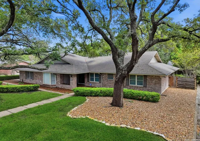 Homes for sale in Castle Hills, TX | 105 Cobblestone, Castle Hills, TX 78213 | MLS# 1969209