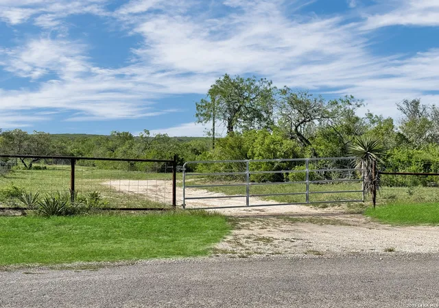 Photo 3 of House for sale at 4225 Mineral Cemetery Rd, Beeville, TX 78102 | MLS# 1969471 | Listing updated on 2026-08-11