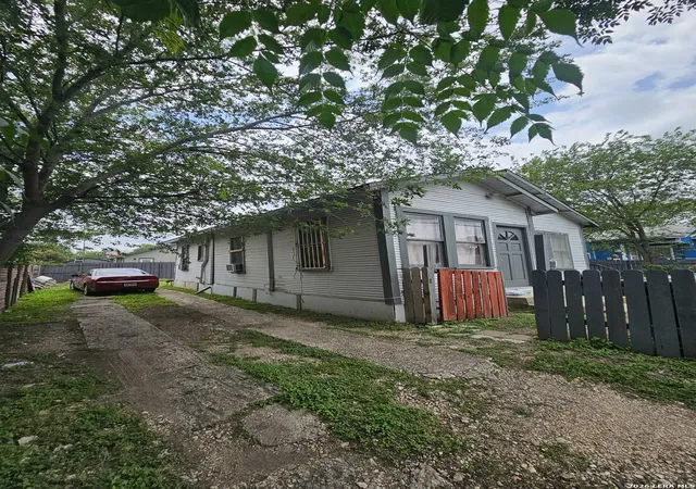 Photo 3 of Single family home for sale at 2318 W Poplar St, San Antonio, TX 78207 | MLS# 1969634 | Listing updated on 2026-07-05