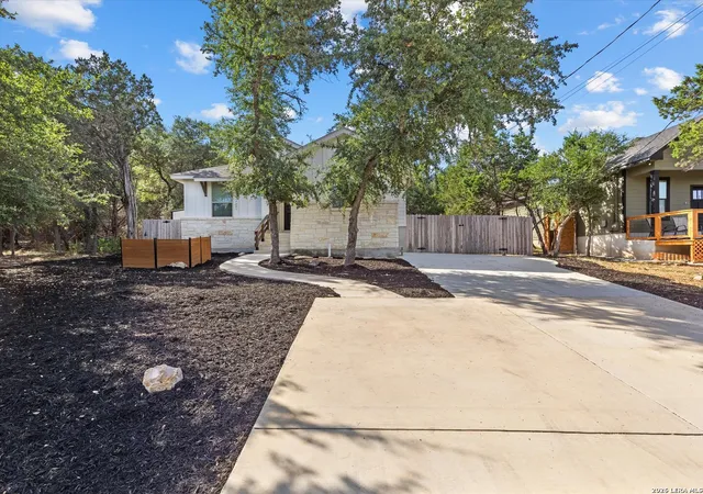 Photo 2 of Single family home for sale at 1463 Bonnyview, Canyon Lake, TX 78133 | MLS# 1969648 | Listing updated on 2026-09-10