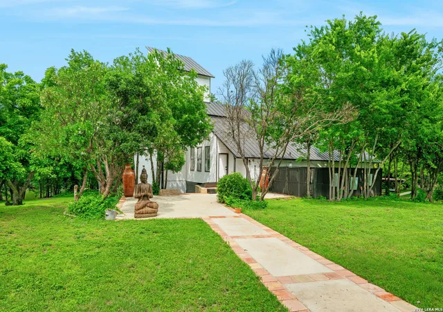 Photo 3 of Single family home for sale at 102 Lenz Dr, Seguin, TX 78155 | MLS# 1970139 | Listing updated on 2026-10-08