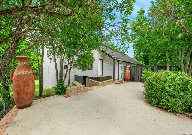 Photo 4 of Single family home for sale at 102 Lenz Dr, Seguin, TX 78155 | MLS# 1970139 | Listing updated on 2026-10-08