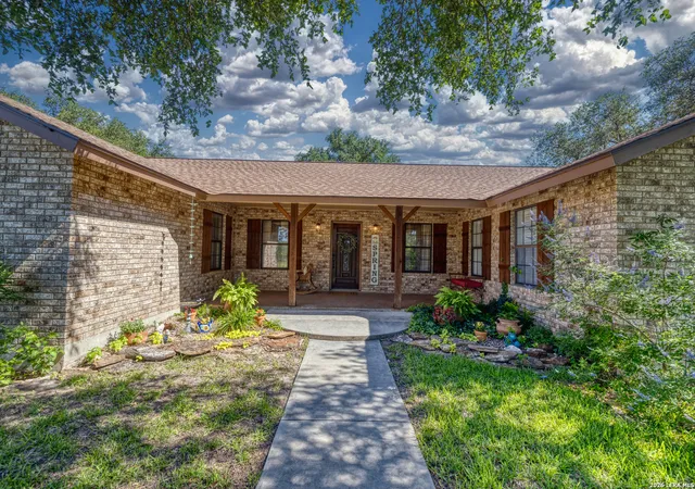 5th image of 335 Sunset Ridge, Uvalde, TX 78801 | MLS# 1970408