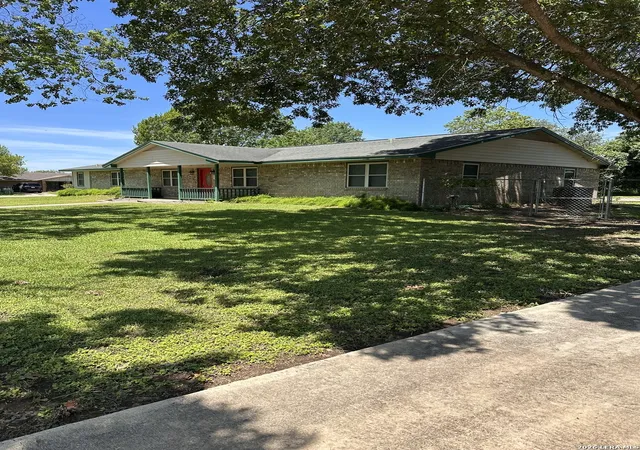 Homes for sale in Jourdanton, TX | 601 Poplar St, Jourdanton, TX 78026 | MLS# 1970715