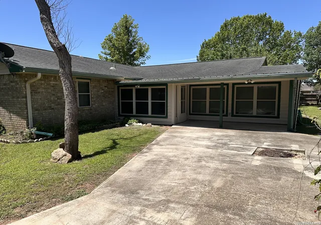 Homes for sale in Jourdanton, TX | 601 Poplar St, Jourdanton, TX 78026 | MLS# 1970715