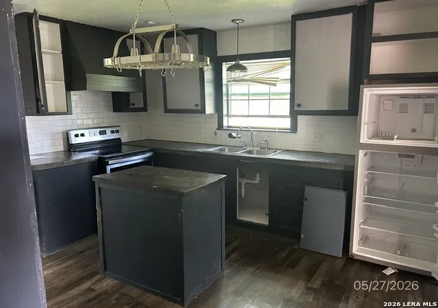 2nd image of 501 E Daniel St, Uvalde, TX 78801 | MLS# 1970890
