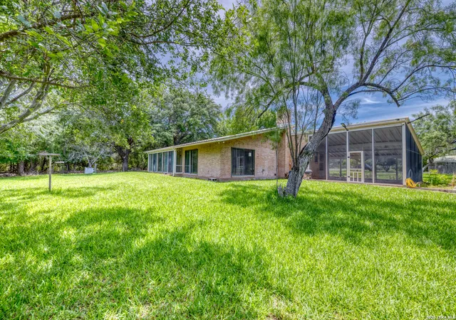4th image of 27 E Tanglewood Dr, Uvalde, TX 78801 | MLS# 1970911