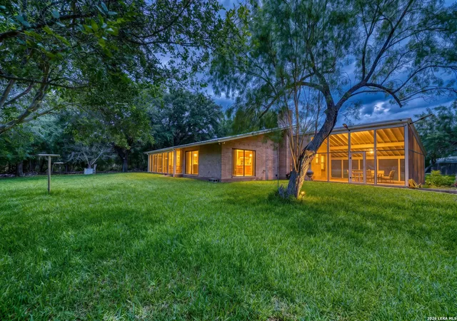 5th image of 27 E Tanglewood Dr, Uvalde, TX 78801 | MLS# 1970911