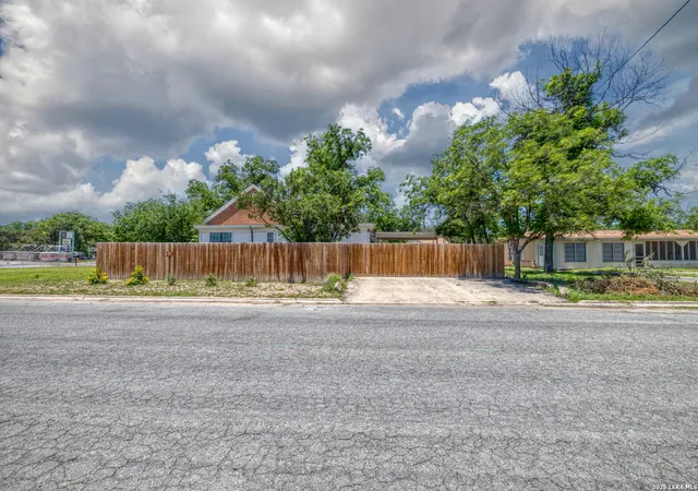 3rd image of 440 S Getty, Uvalde, TX 78801 | MLS# 1970918