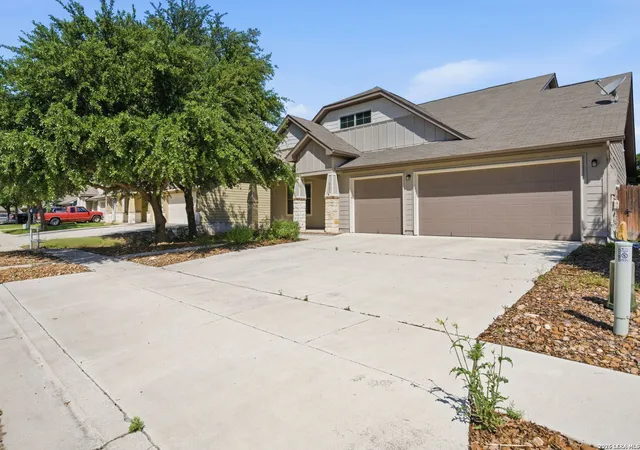 Photo 3 of Single family home for sale at 821 Wall St, New Braunfels, TX 78130 | MLS# 1970941 | Listing updated on 2026-09-17