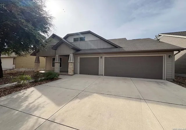 Photo 1 of Single family home for sale at 821 Wall St, New Braunfels, TX 78130 | MLS# 1970941 | Listing updated on 2026-09-17