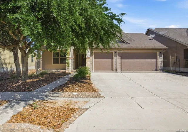 Photo 2 of Single family home for sale at 821 Wall St, New Braunfels, TX 78130 | MLS# 1970941 | Listing updated on 2026-09-17