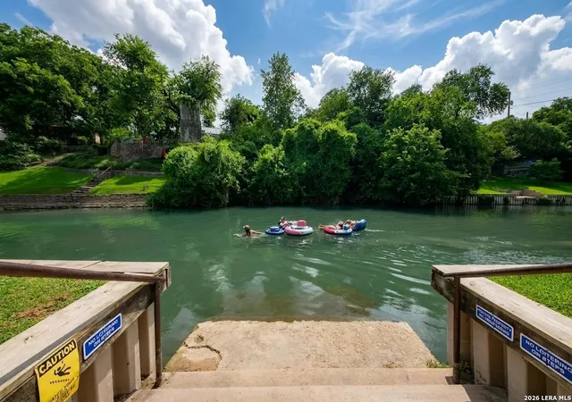 3rd image of 401 W Lincoln St, New Braunfels, TX 78130