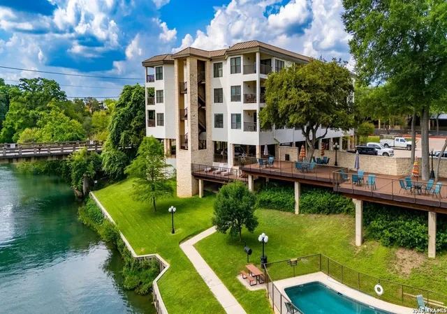 4th image of 401 W Lincoln St, New Braunfels, TX 78130