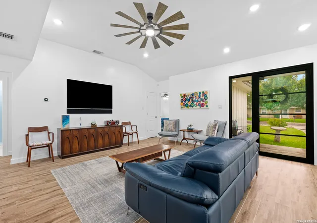Photo 3 of Single family home for sale at 212 Shadywood, Boerne, TX 78006 | MLS# 1971184 | Listing updated on 2026-06-26