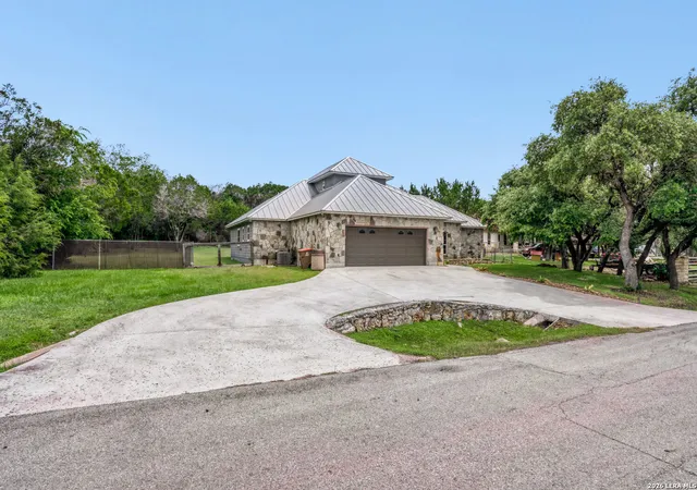 Photo 1 of Single family home for sale at 748 Canyon Oaks Dr, Canyon Lake, TX 78133 | MLS# 1971258 | Listing updated on 2026-06-16