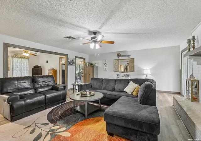 Photo 4 of Single family home for sale at 215 Deer Run St, Pleasanton, TX 78064 | MLS# 1971327 | Listing updated on 2026-08-18