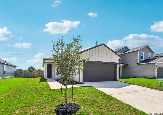 Photo 2 of Single family home for sale at 4125 Woodside Dr, Seguin, TX 78155 | MLS# 1971500 | Listing updated on 2026-09-18