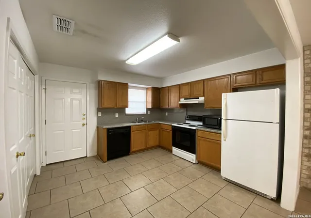 2nd image of 1207 & 1209 W Goodwin St, Pleasanton, TX 78064 | MLS# 1971795
