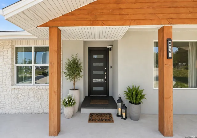 Photo 2 of Sale Pending at 6715 E Queens Crown St, San Antonio, TX 78233 | MLS# 1972138 | Listing updated on 2026-09-19