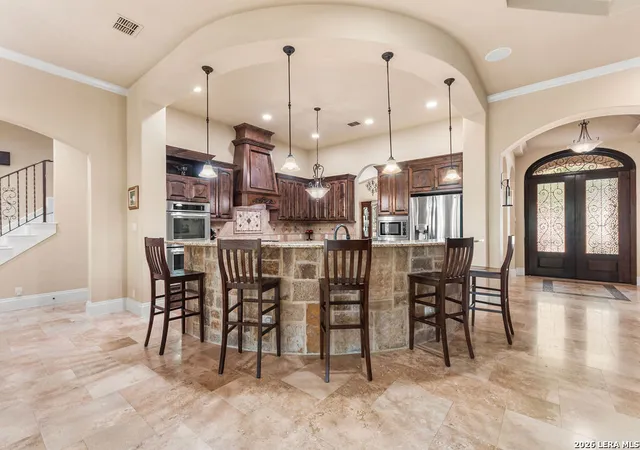 Photo 4 of Sale Pending at 25 Stone Ter, Fair Oaks Ranch, TX 78015 | MLS# 1972355 | Listing updated on 2026-08-10
