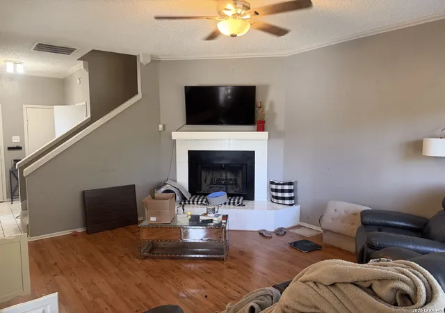 Listing Photo 3 - Condo for sale in building located at 829 W Bitters, San Antonio, TX 78216 - Unit #303