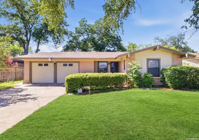 Photo 2 of Single family home for sale at 425 E Wright Blvd, Universal City, TX 78148 | MLS# 1972534 | Listing updated on 2026-09-14