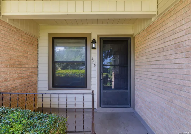 Photo 3 of Single family home for sale at 425 E Wright Blvd, Universal City, TX 78148 | MLS# 1972534 | Listing updated on 2026-09-14