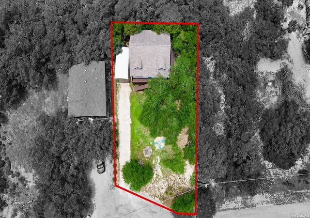 Photo 3 of Single family home for sale at 208 Woodridge, Canyon Lake, TX 78133 | MLS# 1972597 | Listing updated on 2026-08-07