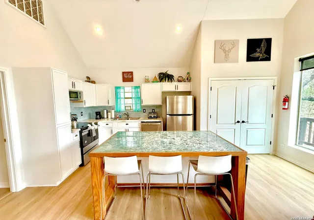 Photo 4 of Single family home for sale at 208 Woodridge, Canyon Lake, TX 78133 | MLS# 1972597 | Listing updated on 2026-08-07