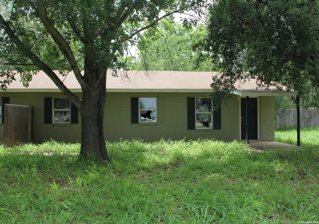 Photo 2 of Multi family home for sale at 723 W Brazos St, Pearsall, TX 78061 | MLS# 1972618 | Listing updated on 2026-08-01