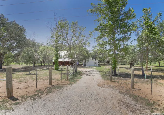 Homes for sale in Floresville, TX | 6721 Cr 401, Floresville, TX 78114 | MLS# 1972696