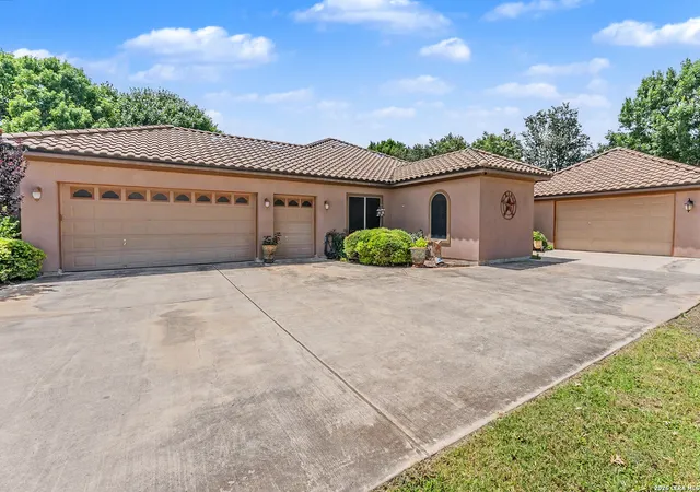 Photo 4 of Single family home for sale at 1379 County Road 4516, Castroville, TX 78009 | MLS# 1972953 | Listing updated on 2026-08-14