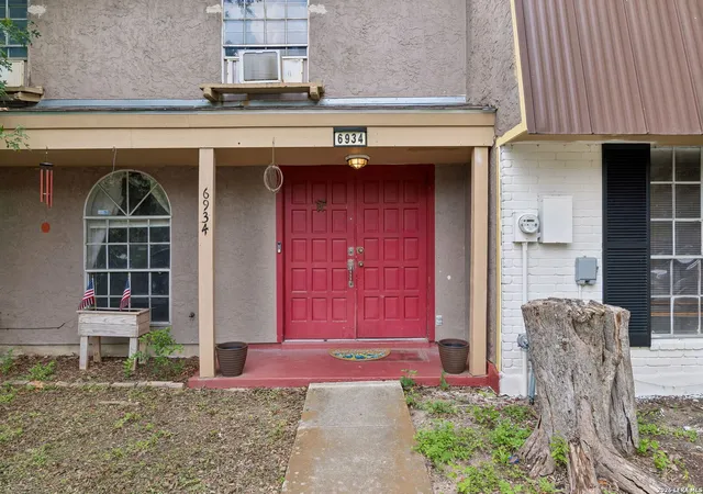 Photo 3 of Sale Pending at 6934 Neston Dr, San Antonio, TX 78239 | MLS# 1972990 | Listing updated on 2026-09-08