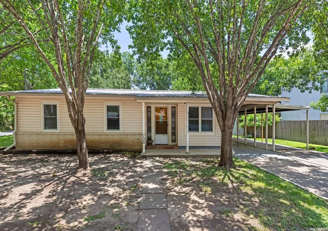 Photo 2 of Single family home for sale at 725 W Klingemann St, New Braunfels, TX 78130 | MLS# 1973146 | Listing updated on 2026-09-11