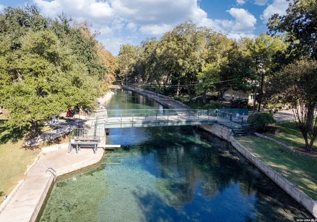 Photo 3 of Single family home for sale at 725 W Klingemann St, New Braunfels, TX 78130 | MLS# 1973146 | Listing updated on 2026-09-11