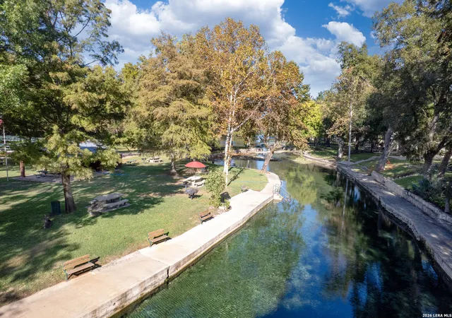 Photo 4 of Single family home for sale at 725 W Klingemann St, New Braunfels, TX 78130 | MLS# 1973146 | Listing updated on 2026-09-11
