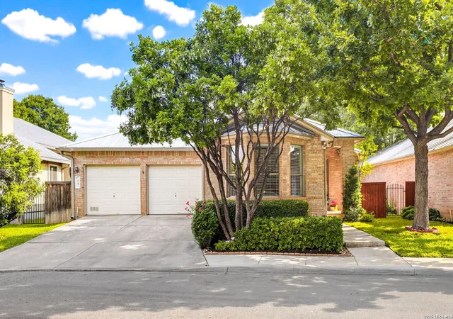 Photo 3 of Single family home for sale at 25 Stoneleigh Way, San Antonio, TX 78218 | MLS# 1973345 | Listing updated on 2026-08-28
