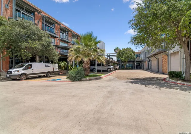 2nd image of 1339 S Flores, San Antonio, TX 78204