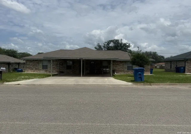 Photo 3 of Multi family home for sale at 1052 Long St, Pleasanton, TX 78064 | MLS# 1973442 | Listing updated on 2026-06-17