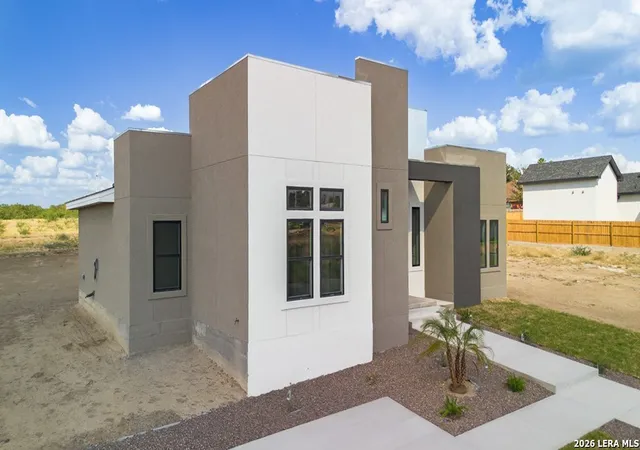 Photo 4 of Single family home for sale at 825 Ceniza Dr, Eagle Pass, TX 78852 | MLS# 1981046 | Listing updated on 2026-08-10