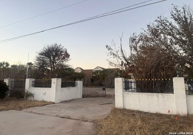 Photo 3 of Sale Pending at 25 W Skyview Dr, Del Rio, TX 78840 | MLS# 1981273 | Listing updated on 2026-08-13