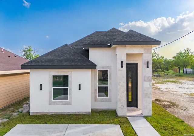 Photo 2 of Sale Pending at 42 Dub Dr, Eagle Pass, TX 78852 | MLS# 1981566 | Listing updated on 2026-08-18