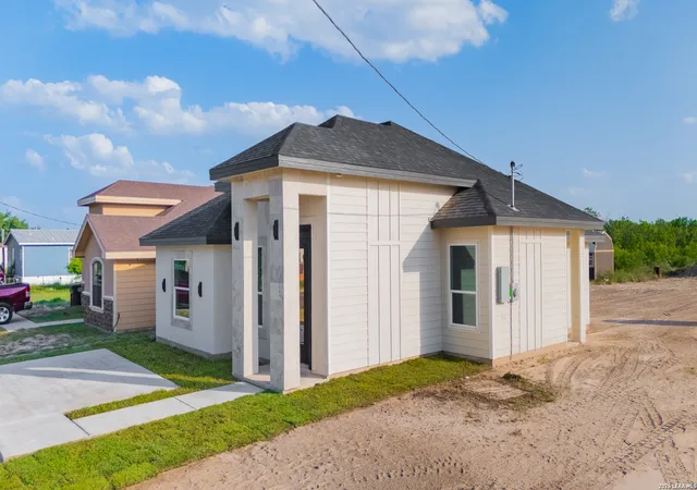 Photo 3 of Sale Pending at 42 Dub Dr, Eagle Pass, TX 78852 | MLS# 1981566 | Listing updated on 2026-08-18