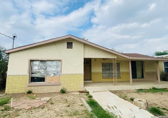 Photo 2 of Single family home for sale at 1473 Williams St, Eagle Pass, TX 78852 | MLS# 1983915 | Listing updated on 2026-08-04