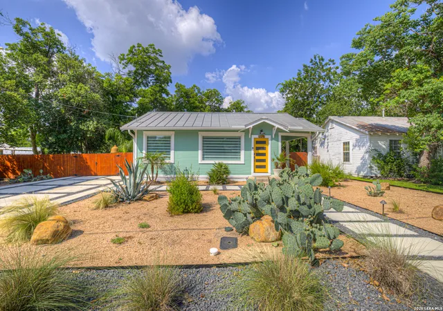 2nd image of 225 S Live Oak Ave, New Braunfels, TX 78130 | MLS# 1990088