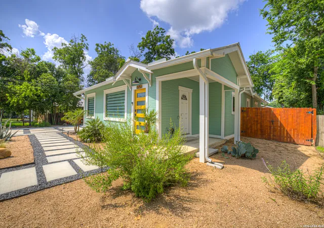 3rd image of 225 S Live Oak Ave, New Braunfels, TX 78130 | MLS# 1990088