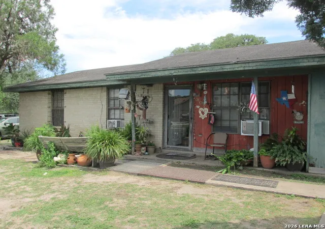 Homes for sale in Beeville, TX | 807 W Inez St, Beeville, TX 78102 | MLS# 1990093