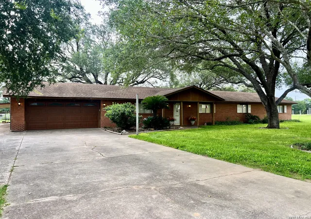 Homes for sale in Pleasanton, TX | 902 Oakridge Dr, Pleasanton, TX 78064 | MLS# 1990253